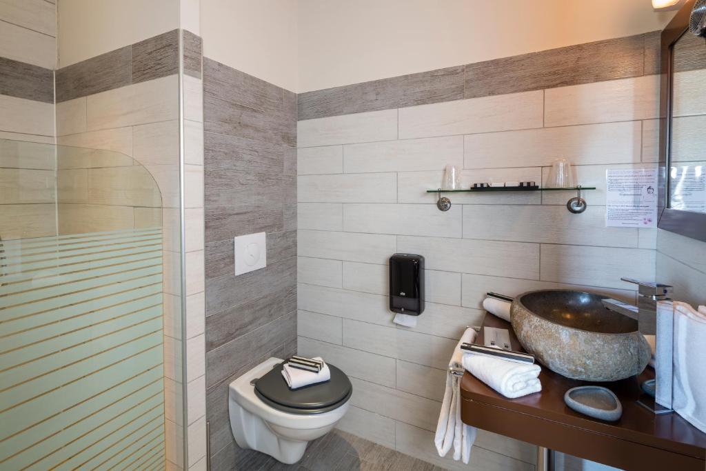 Le Ya'Tis Hotel Saint-Laurent-des-Arbres Phòng bức ảnh