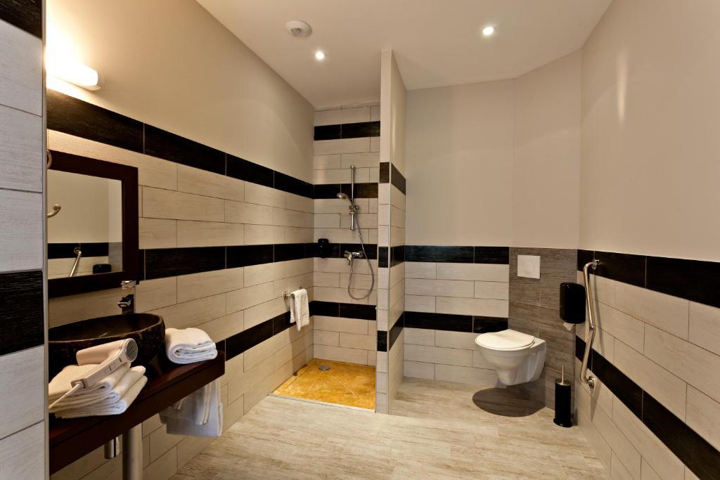 Le Ya'Tis Hotel Saint-Laurent-des-Arbres Ngoại thất bức ảnh