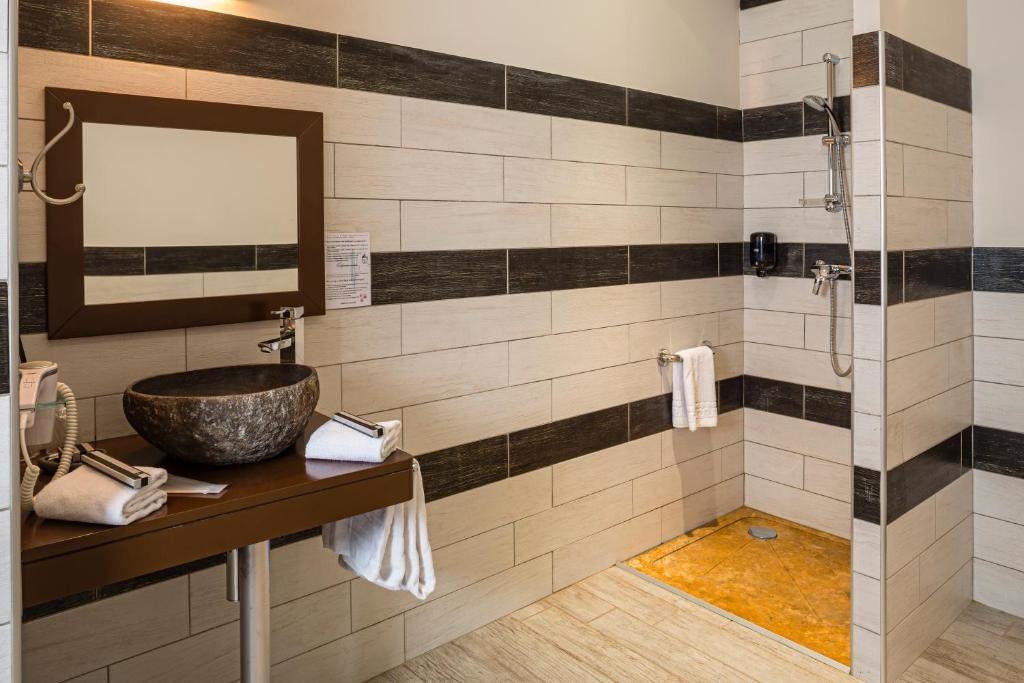 Le Ya'Tis Hotel Saint-Laurent-des-Arbres Ngoại thất bức ảnh