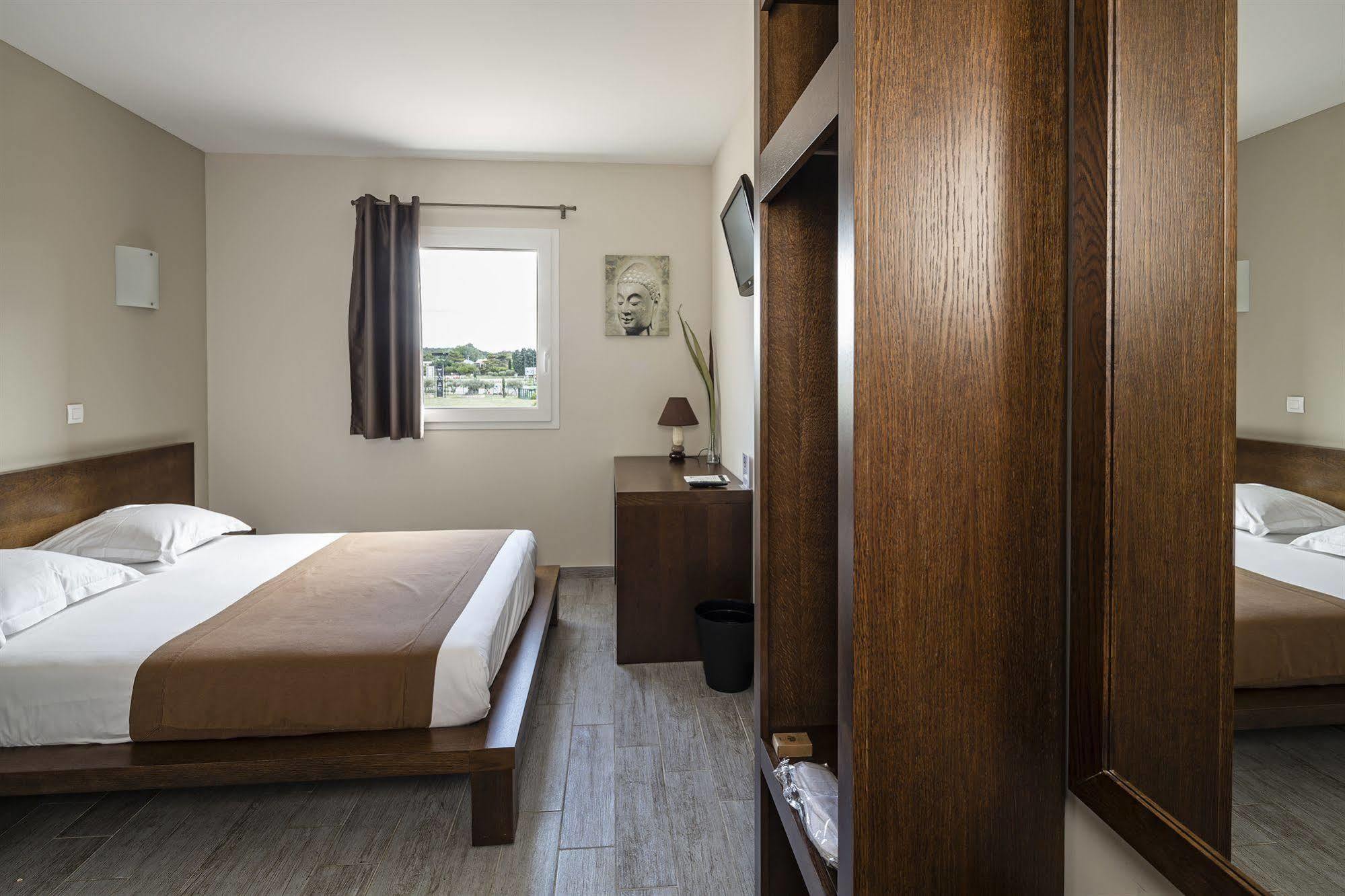 Le Ya'Tis Hotel Saint-Laurent-des-Arbres Ngoại thất bức ảnh