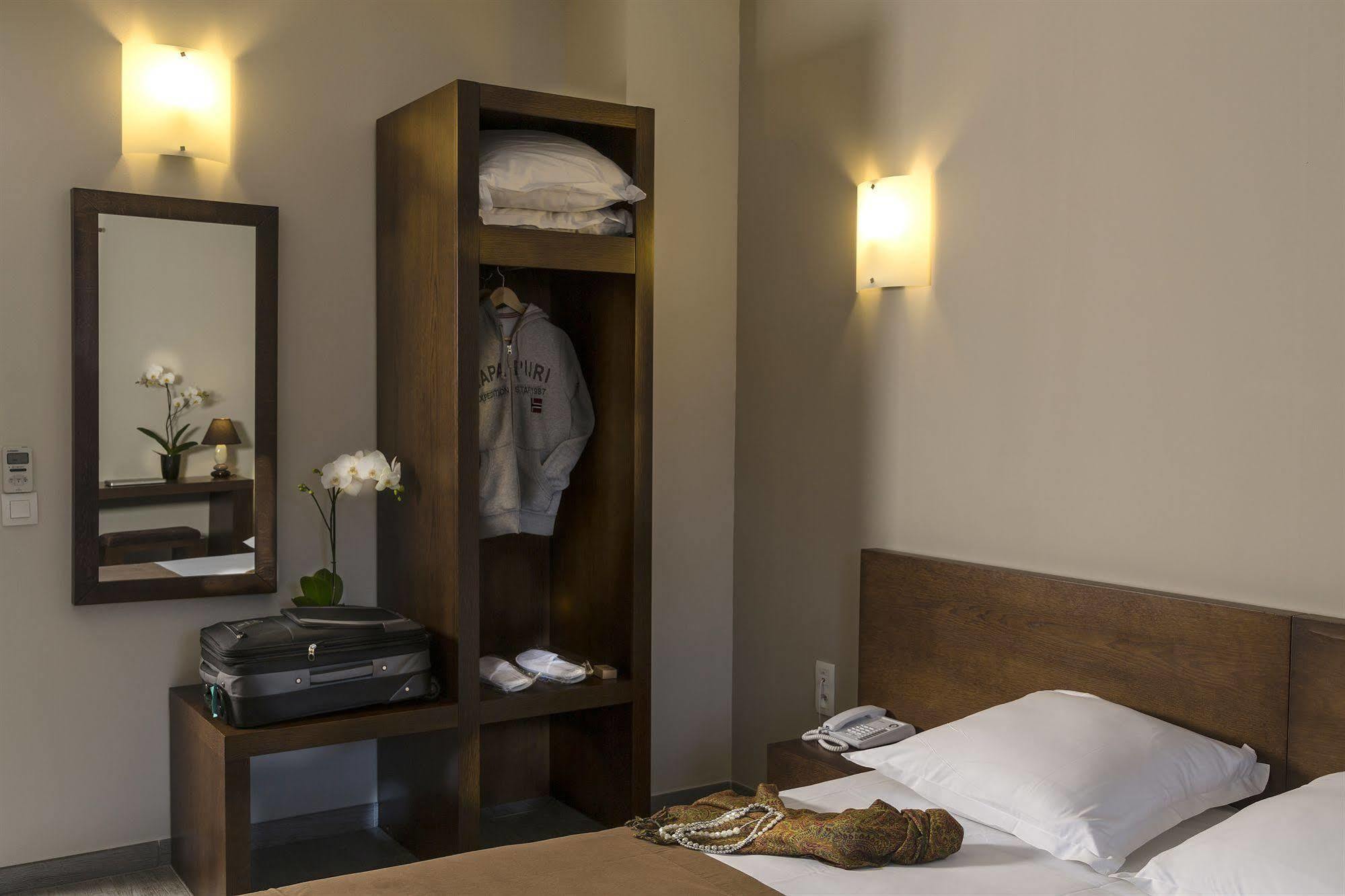 Le Ya'Tis Hotel Saint-Laurent-des-Arbres Ngoại thất bức ảnh